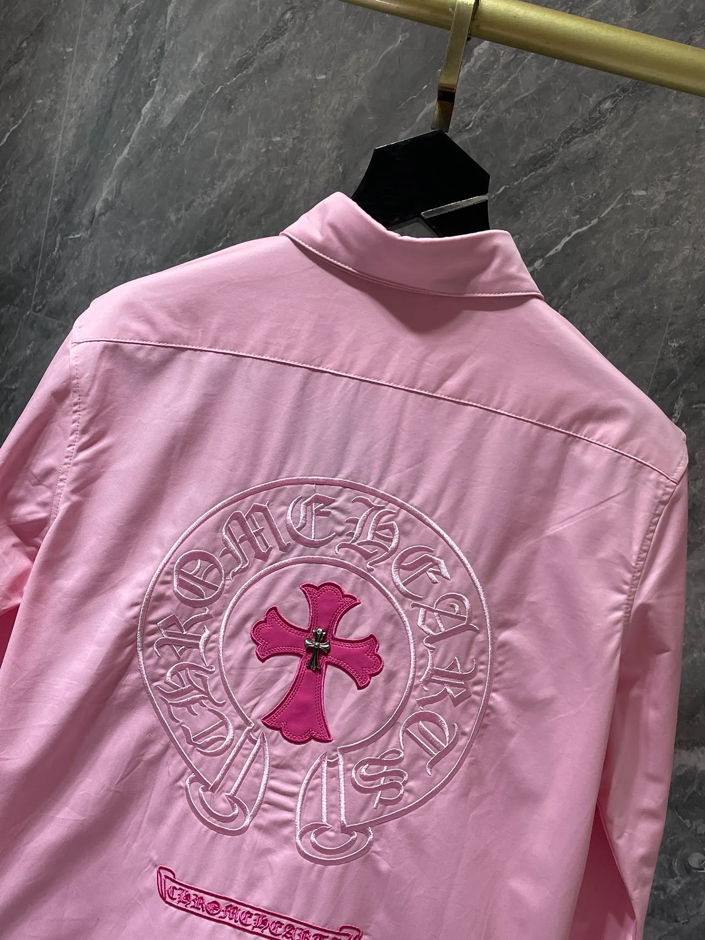 P256 Chrome Hearts shirt series Embroidered colorful classic cross horseshoe patchwork leather twill shirt Original model opening, customized version with high weight bronze silver buckle Specially customized version of the original shirt fabric Can be worn as a jacket or as a base Recommended color: pink Size: S, M, L, XL